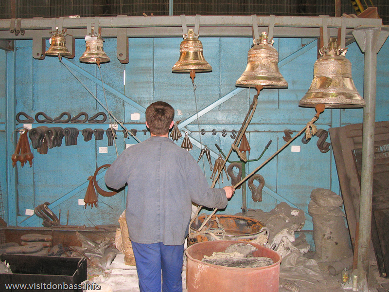 Изготовление колокола из расплавленного. Самодельный колокол. Колокола Донбасса. Инструменты для изготовления колоколов. Как делают колокола.
